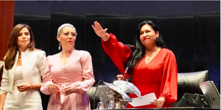 Toma protesta la senadora Analilia Rivera